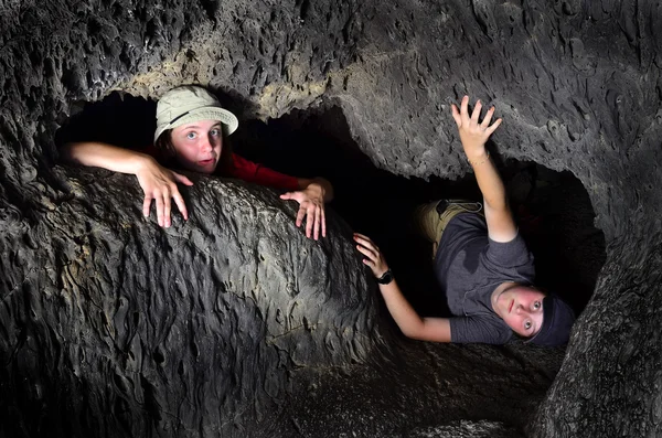 Twee kinderen verkennen grot — Stockfoto
