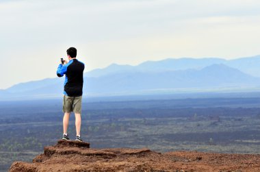 Yatay, telefon kamera ile ilgilenen adam