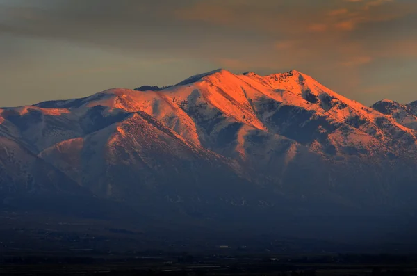 Tall Mountain with Glowing Sunlight from Sunset — Stock Photo, Image