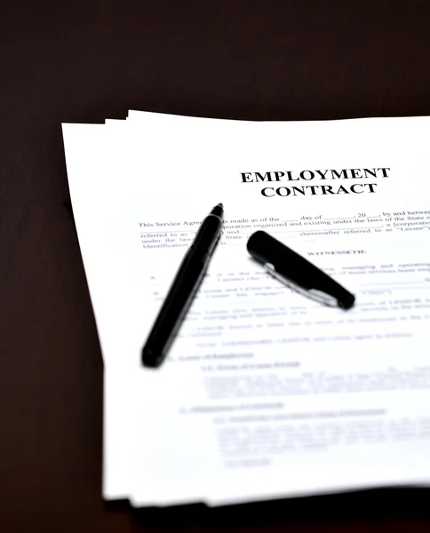Contract Document arbeidsovereenkomst op Bureau met Pen — Stockfoto