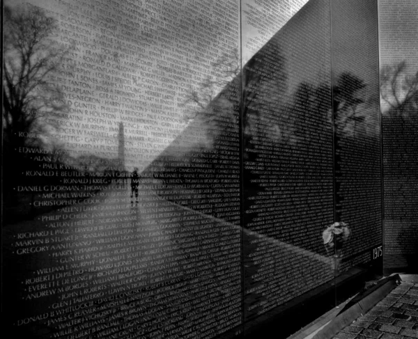 베트남 기념관과 워싱턴 기념비 — 스톡 사진