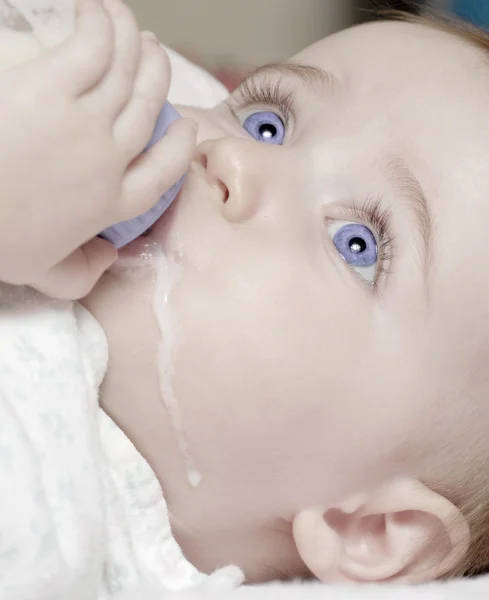 Bébé avec bouteille — Photo