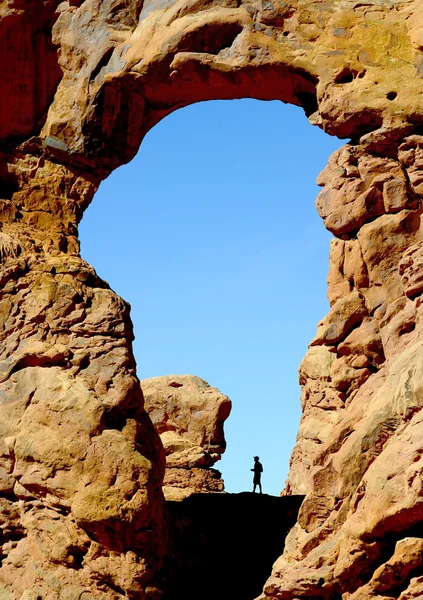 Людина походи в арках національний парк — стокове фото