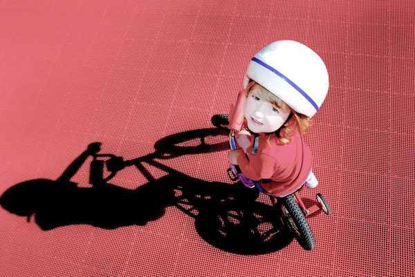 Liten flicka Rider en cykel — Stockfoto