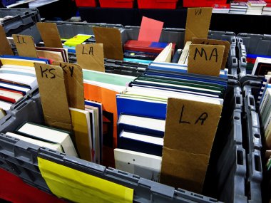 Kitap kitap Satılık depo gözlerindeki raf tablo
