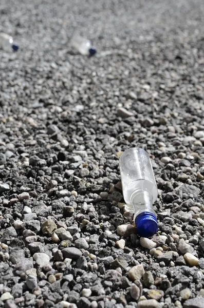 Flaskor som används i gränden papperskorgen kullen — Stockfoto