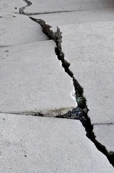 Oude gebroken Cement gebarsten stoep — Stockfoto