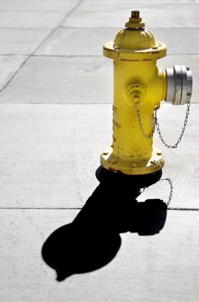 Bouche d'incendie jaune pour la sécurité — Photo