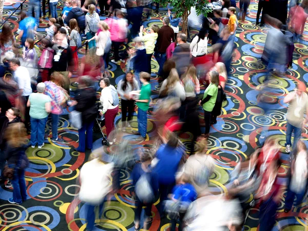 Folle di persone che si muovono Sala Conferenze offuscata — Foto Stock