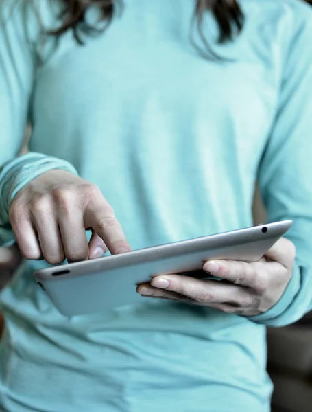 Mujer sosteniendo la tableta y usando dedo — Foto de Stock