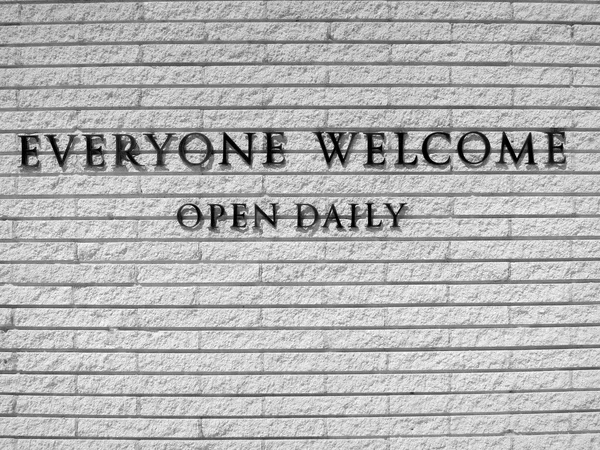 Everyone Welcome Sign on Wall — Stock Photo, Image