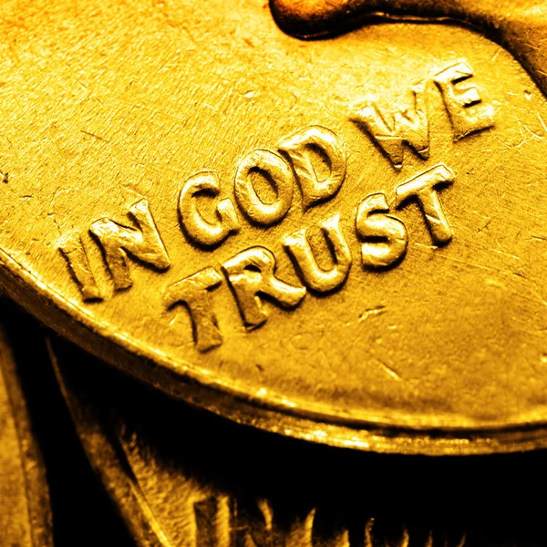 Goldmünzen und Goldbarren in Gott, dem wir vertrauen — Stockfoto