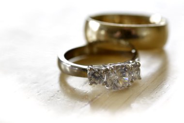 sevgi ve bağlılık gösteren elmas yüzük