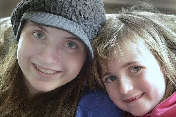 Twee meisjes zusters gelukkig lachende gezichten — Stockfoto