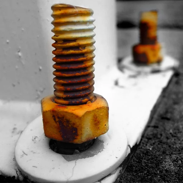 保护金属生锈的旧螺栓 — 图库照片