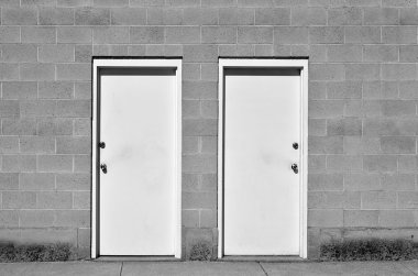 İki kapı tuğla duvar