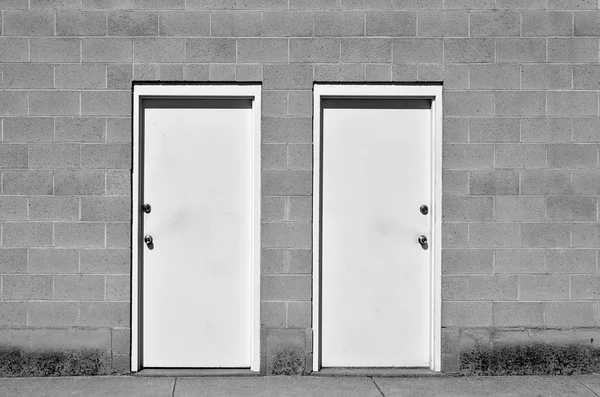 İki kapı tuğla duvar — Stok fotoğraf