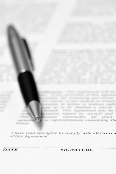 Papier met handtekening lijn Contract Pen Deal sluiten — Stockfoto