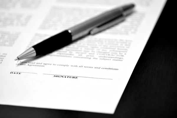 Paper with Signature Line Contract Pen Closing Deal — Stock Photo, Image