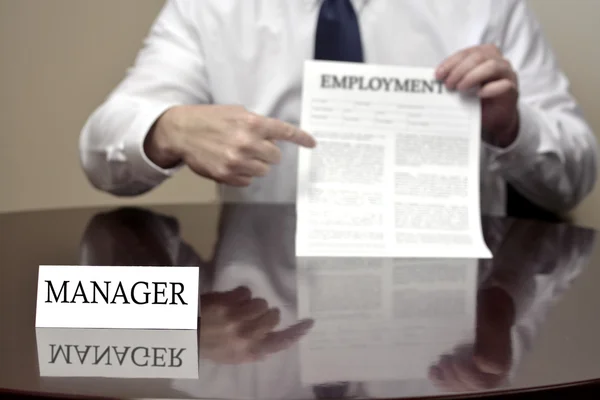 Manager på skrivbord innehar anställning dokument — Stockfoto