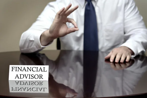 Finanzberater hält Okay-Schild hoch — Stockfoto