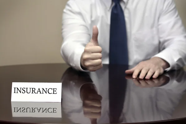 Försäkringsagent håller tummen upp tecken — Stockfoto