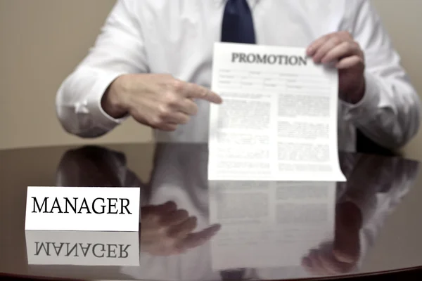 Manager på skrivbord Holding Promotion dokument — Stockfoto