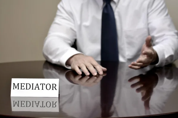 Hombre de camisa blanca en el escritorio como mediador —  Fotos de Stock