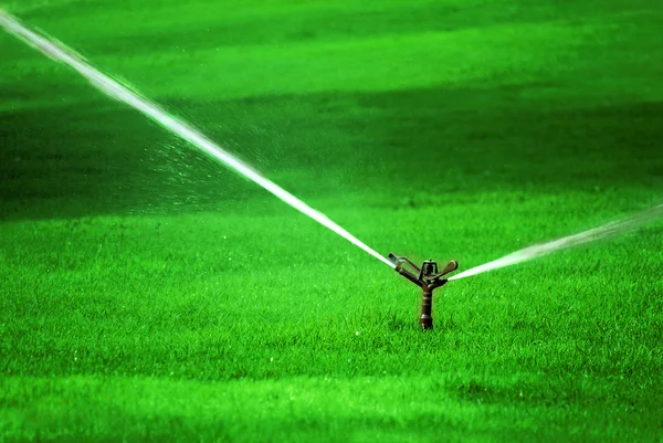 Sprinkler op gras — Stockfoto