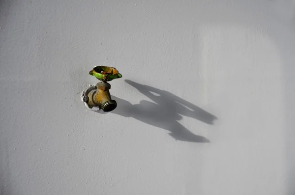 Détail du robinet rouillé sur le mur blanc — Photo