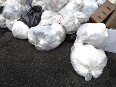 Çöp torbaları ve çöp sokakta yığılı