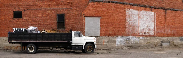 Panorama di lavoro camion e mattoni parete — Foto Stock