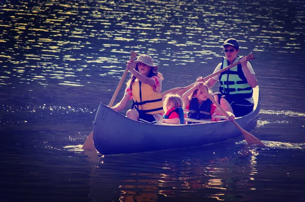 Instagram Family Canoeing at Lake — Stock Photo, Image