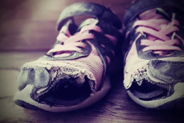 Zapatos viejos con agujeros cordones desgastados ropa sin hogar en mal estado —  Fotos de Stock