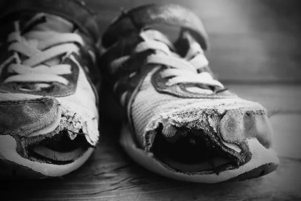 Старе взуття з отворами туфлі одягнені бездомним одягом — стокове фото