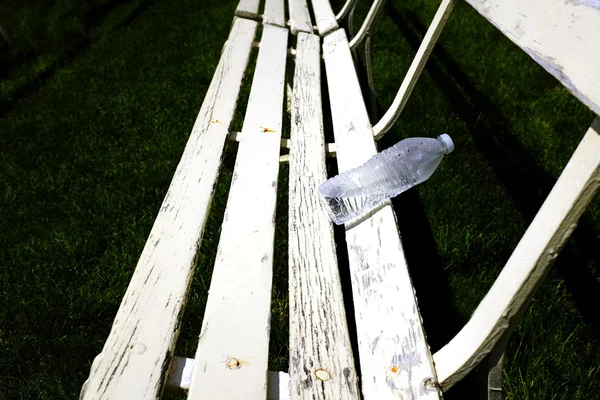 Linhas de bancos de parque branco para sentar-se na grama verde — Fotografia de Stock