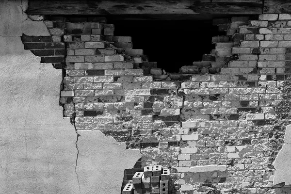 Старая текстурированная гипсовая стена с кирпичами и отверстием — стоковое фото