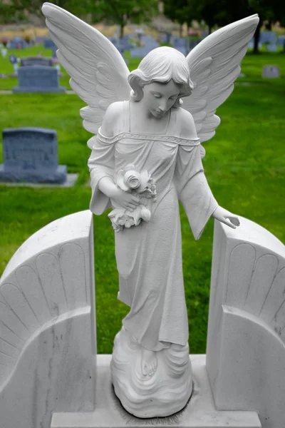 Estátua de anjo antigo — Fotografia de Stock