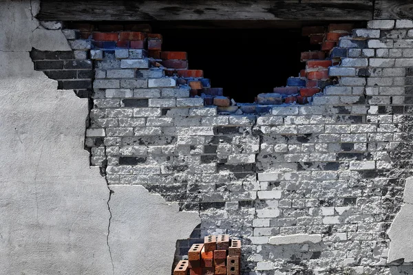 Antigua pared de yeso texturizado con ladrillos y agujero —  Fotos de Stock