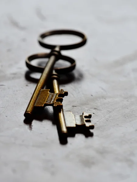 Old Keys on Worn Wood — Stock Photo, Image