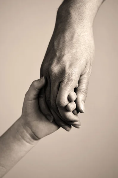 Hålla barnets hand — Stockfoto