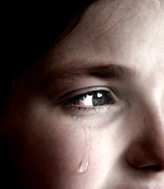 gözyaşı ile ağlayan kız
