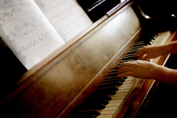 Piano in huis — Stockfoto