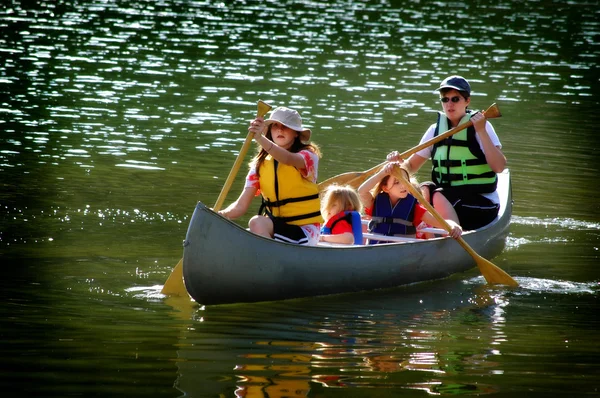 Canoagem familiar no lago — Fotografia de Stock