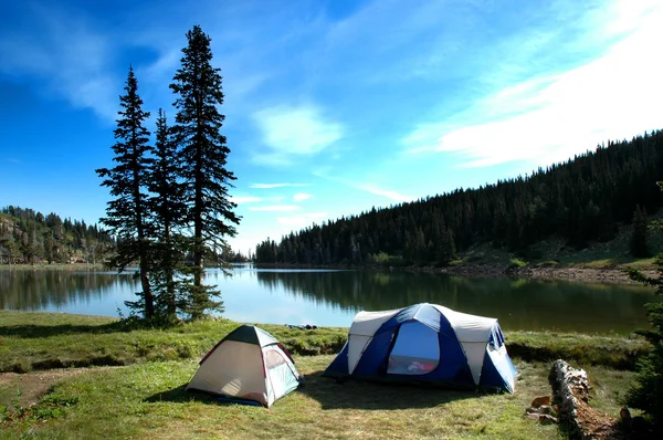 Camping Tents Near Lake — Stock Photo, Image