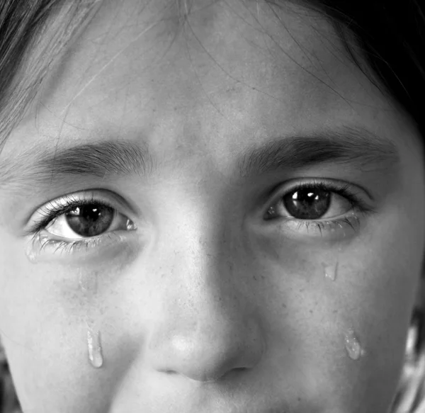 Niña llorando con lágrimas —  Fotos de Stock