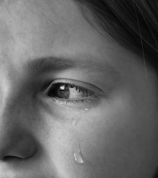 Niña llorando con lágrimas —  Fotos de Stock