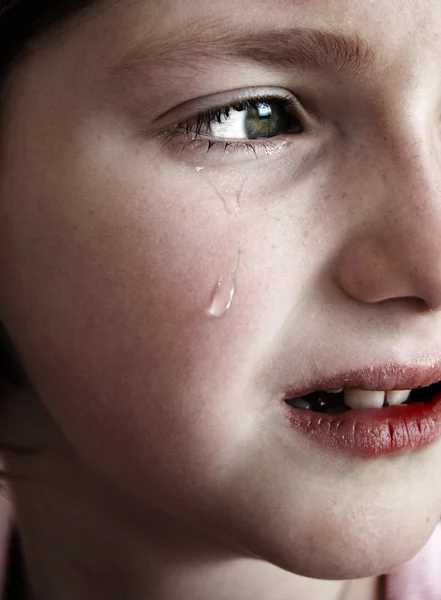 Niña llorando con lágrimas —  Fotos de Stock