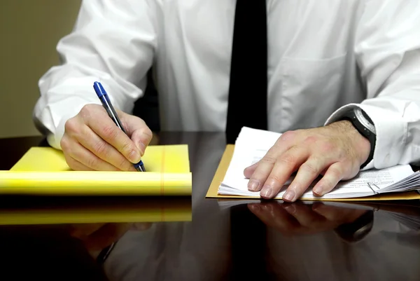 Homme d'affaires au bureau — Photo