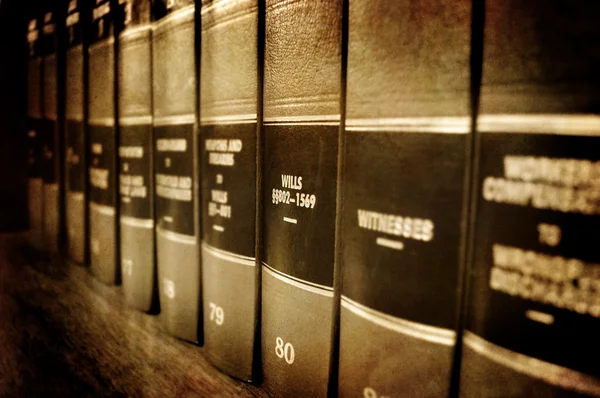 Wetboeken over testamenten en landgoederen op plank — Stockfoto